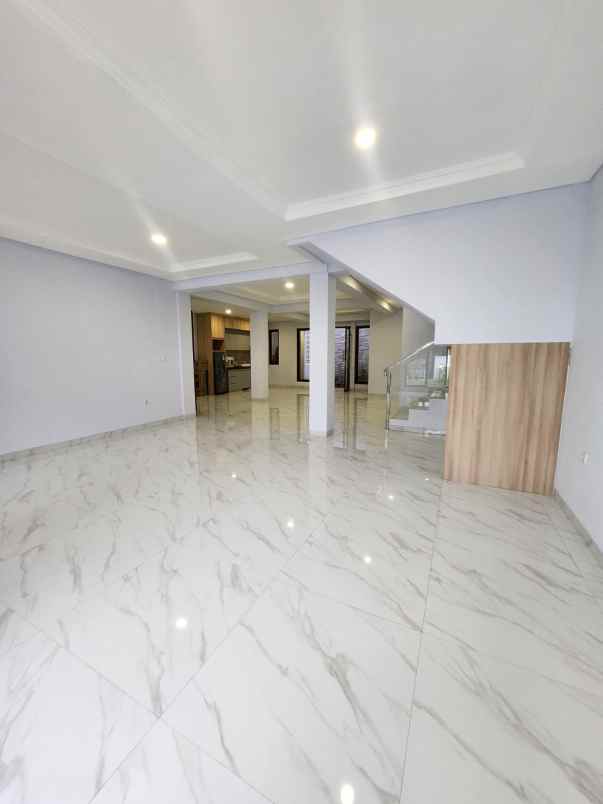 dijual rumah jalan raya boulevard