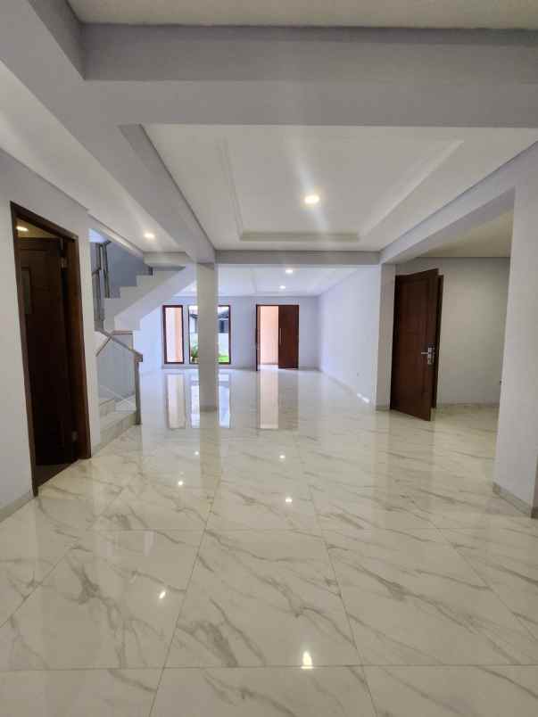 dijual rumah jalan raya boulevard