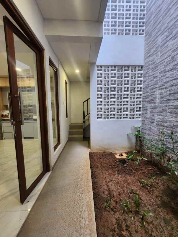 dijual rumah jalan raya boulevard