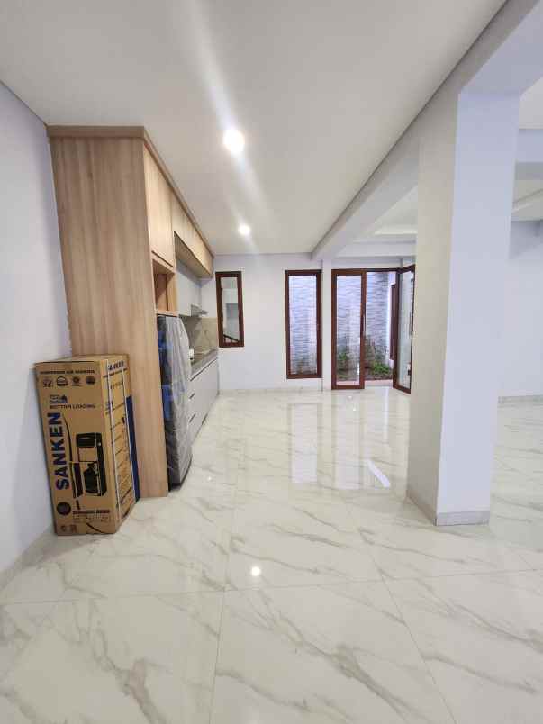 dijual rumah jalan raya boulevard