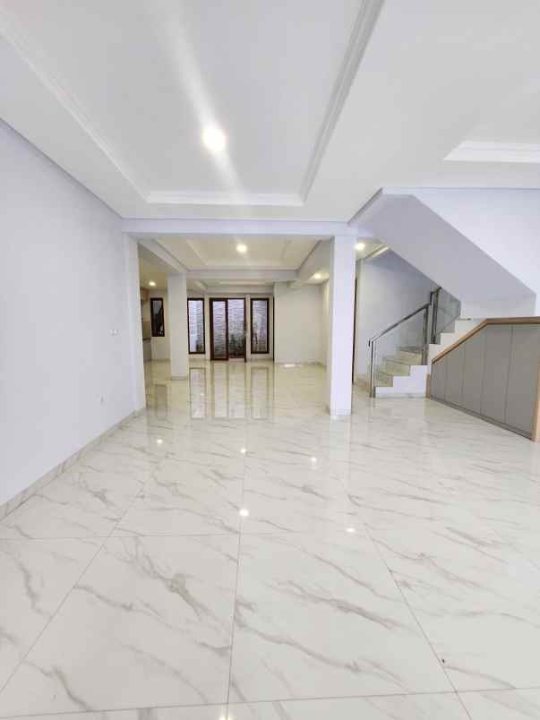 dijual rumah jalan raya boulevard