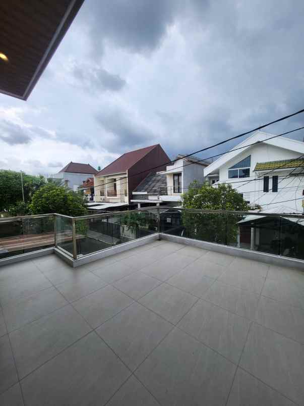dijual rumah jalan raya boulevard