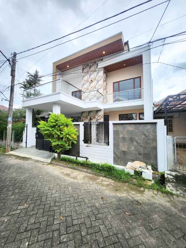 dijual rumah jalan raya boulevard