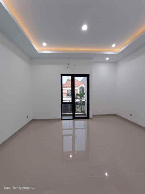 dijual rumah jalan raya meruya jakarta