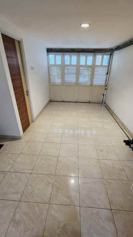 dijual rumah jalan raya veteran bintaro