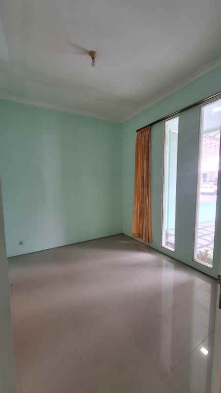 dijual rumah jalan royal residence