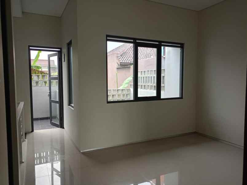 dijual rumah jl aria graha cipamokolan