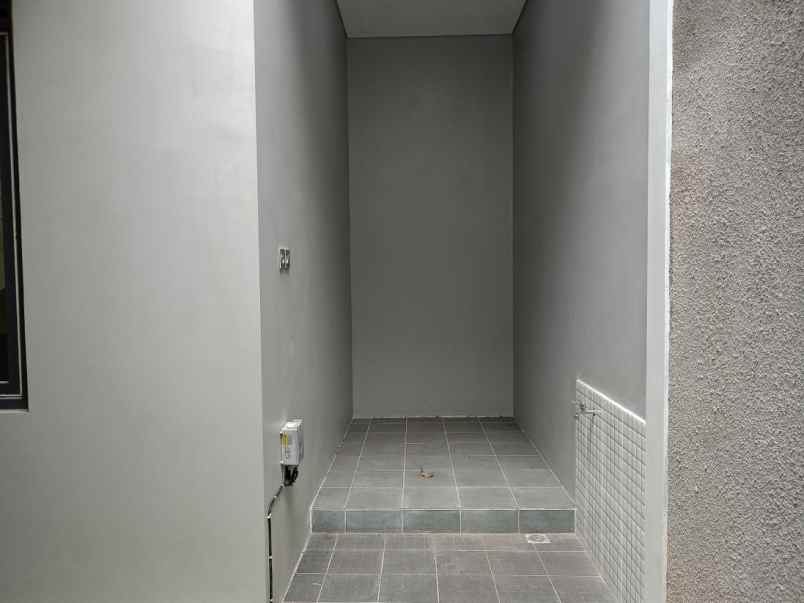 dijual rumah jl aria graha cipamokolan