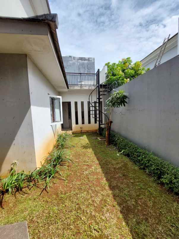 dijual rumah jl boulevard raya kota