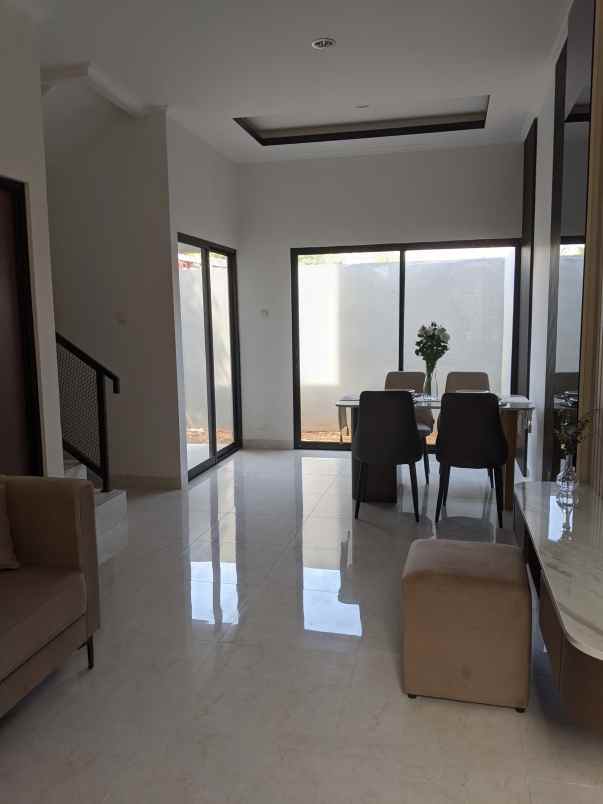 dijual rumah jl buaran rawabuntu