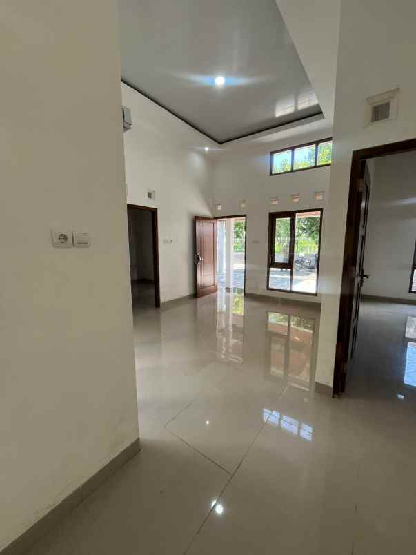 dijual rumah jl godean km 7