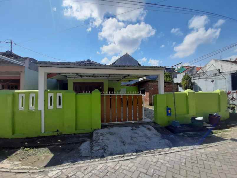 dijual rumah jl kelimutu