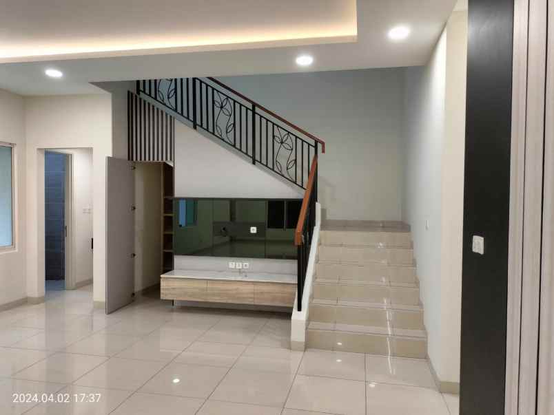 dijual rumah jl springs boulevard cihuni