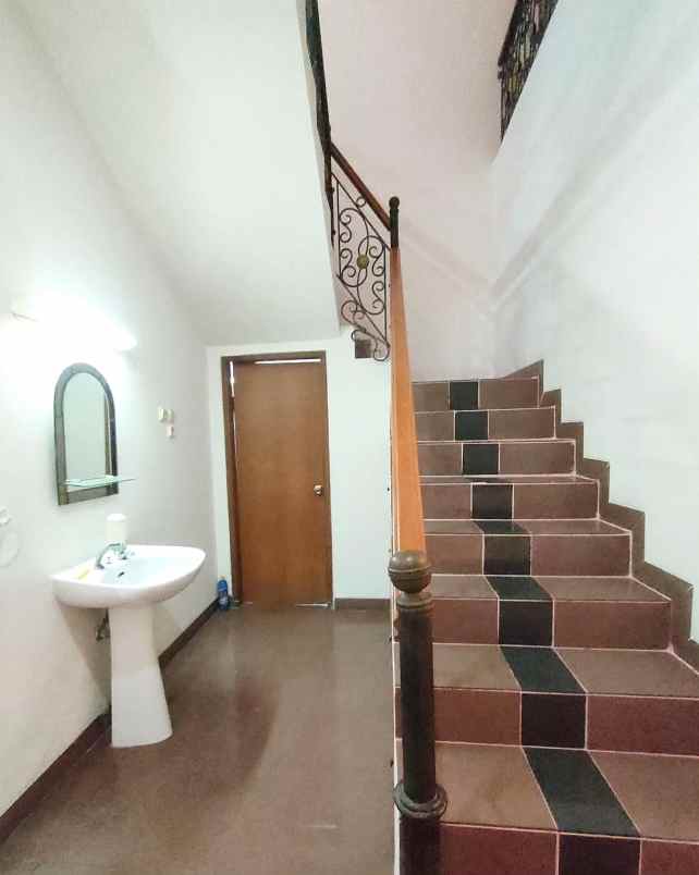 dijual rumah jlan raya pesanggrahan