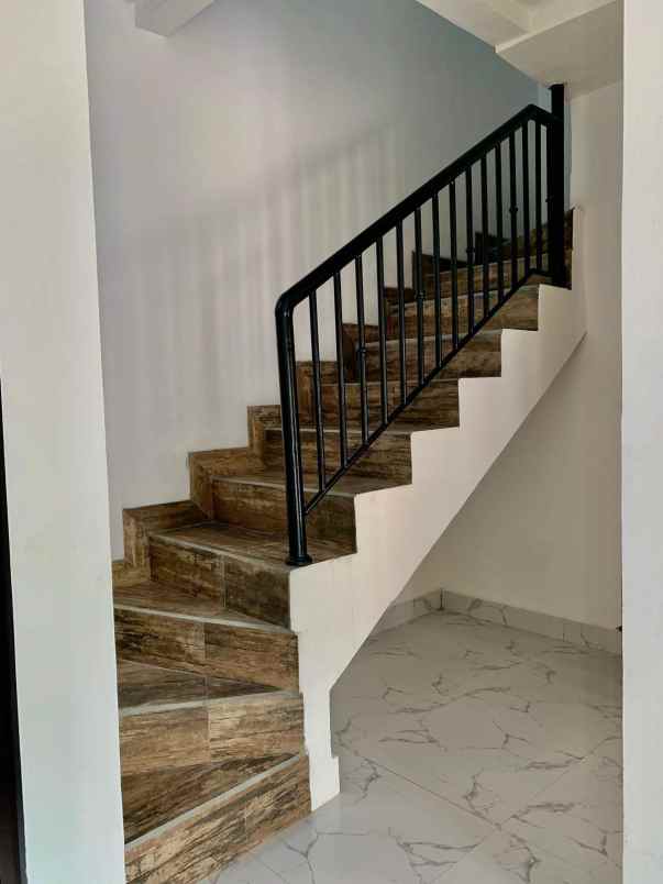 dijual rumah jln raya kalimulya