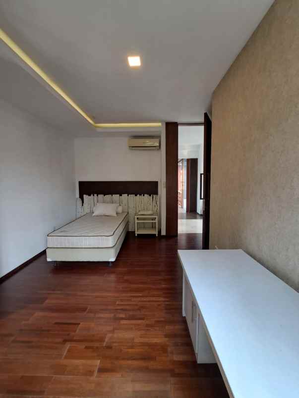 dijual rumah kebayoran residence