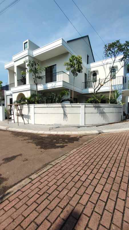 dijual rumah kencana loka bsd city tangsel