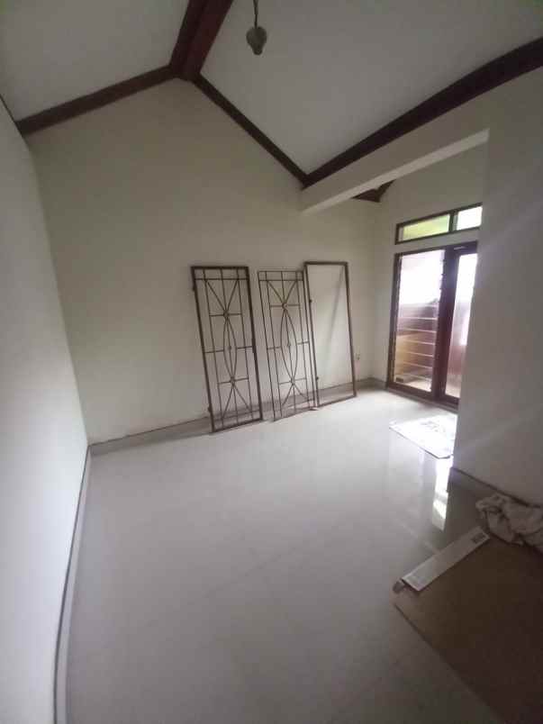 dijual rumah kiarasari asri