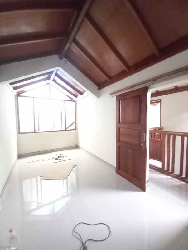 dijual rumah kiarasari asri