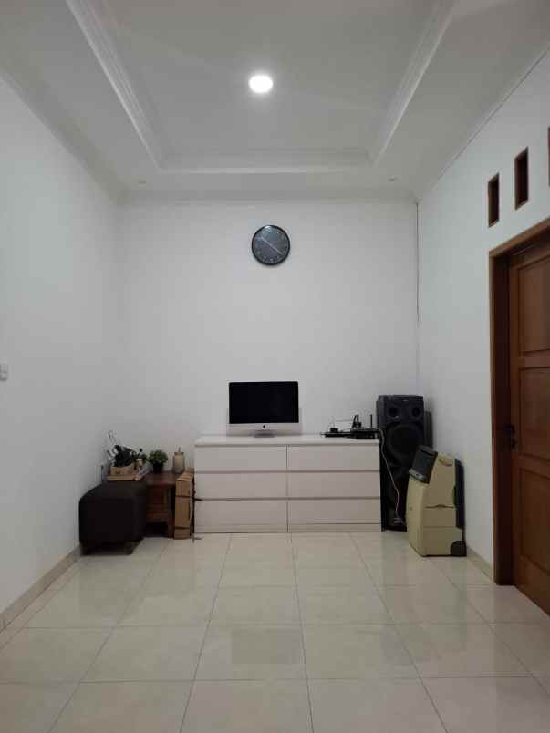 dijual rumah kompl batan legoso raya