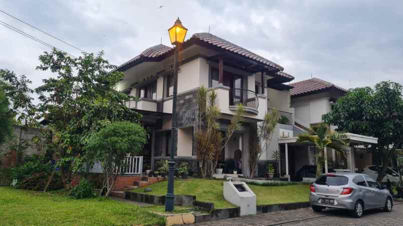 dijual rumah kota baru parahyangan