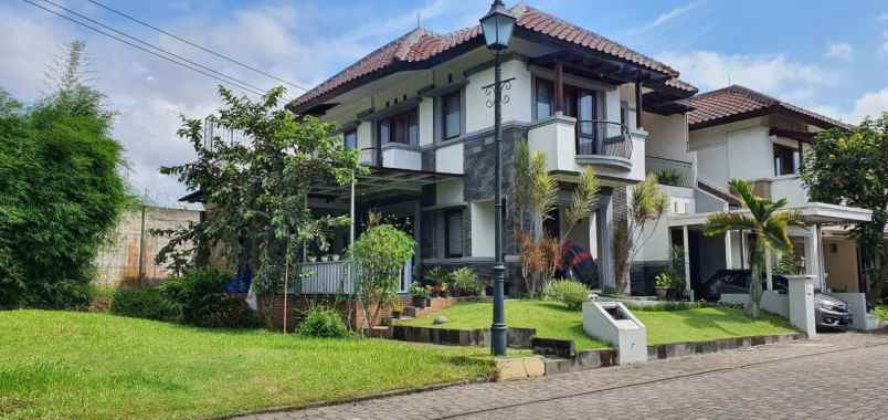 dijual rumah kota baru parahyangan