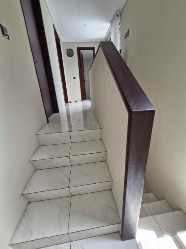 dijual rumah kota baru parahyangan