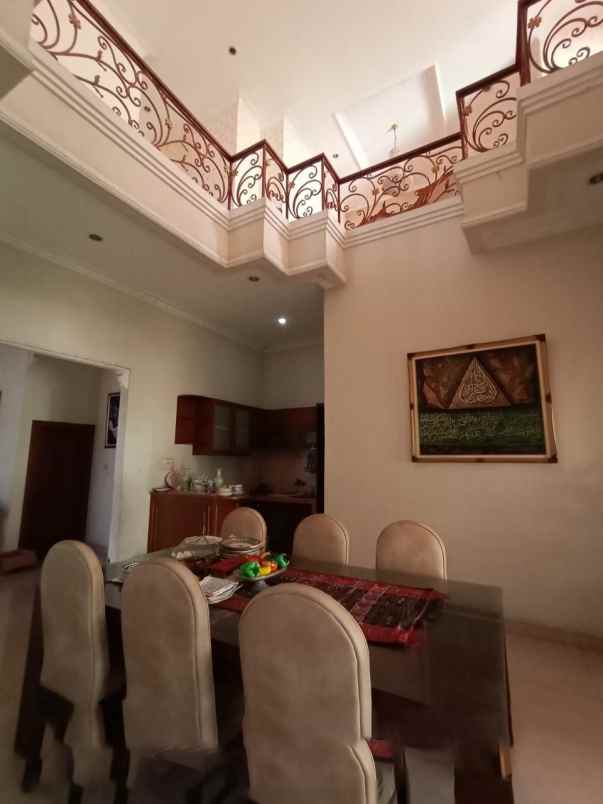 dijual rumah kutisari utara