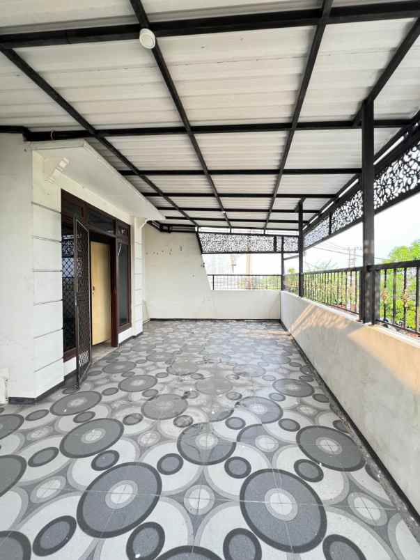 dijual rumah lebak indah
