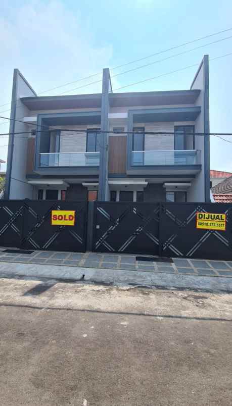 dijual rumah manyar tirto