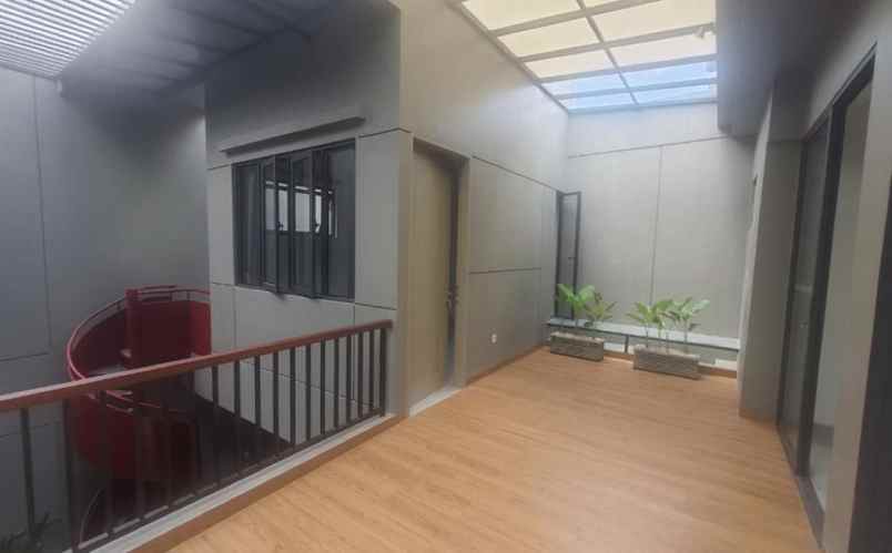 dijual rumah pakuwon city