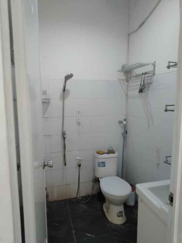 dijual rumah perumahan grand batavia