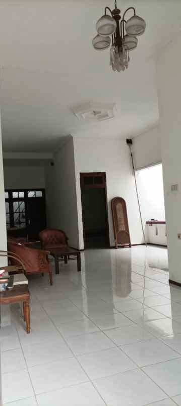 dijual rumah pradah permai