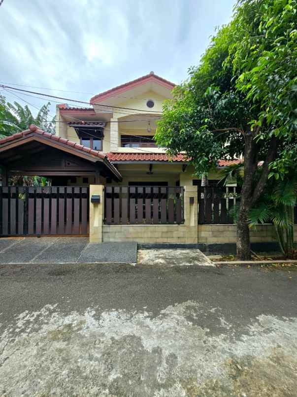 dijual rumah secondary dalam komplek astri