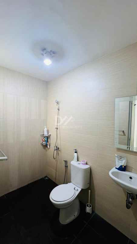 dijual rumah semi furnished di graha raya bintaro