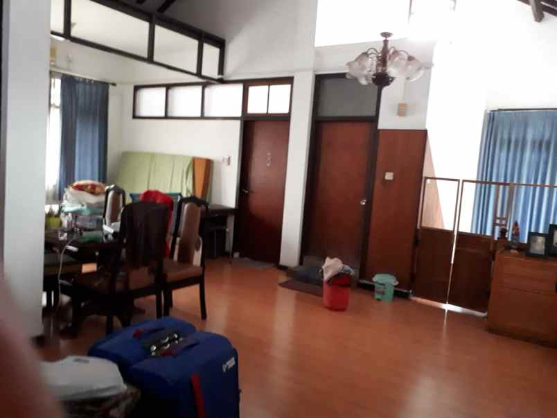 dijual rumah setrasari