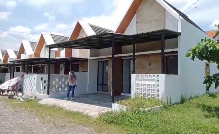 dijual rumah strategis di perumahan yang asri alami