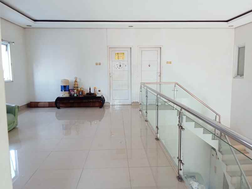 dijual rumah strategis parkir luas
