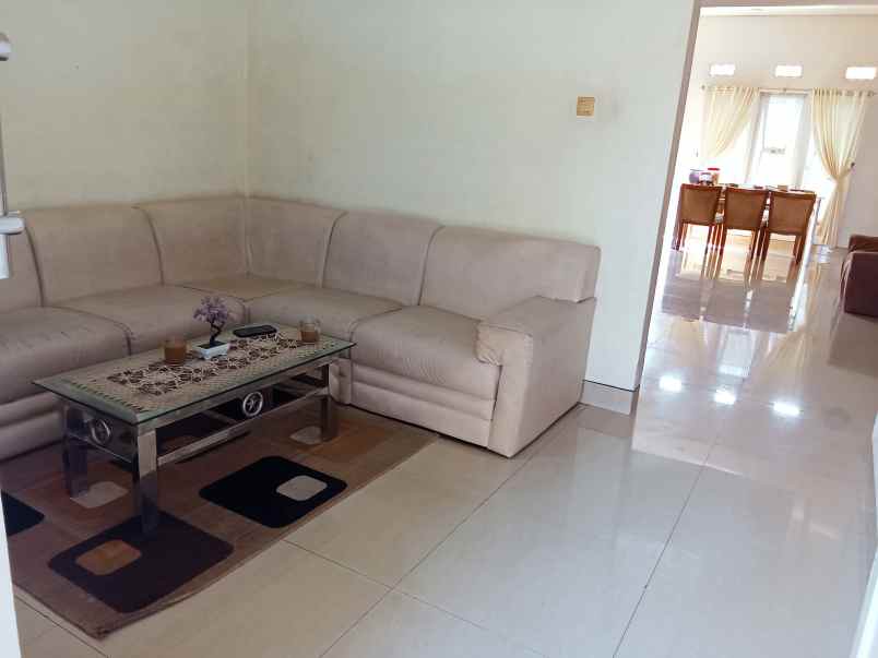 dijual rumah strategis parkir luas
