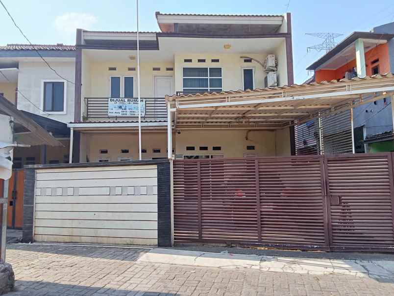 dijual rumah strategis parkir luas