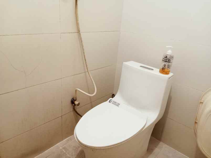 dijual rumah strategis parkir luas