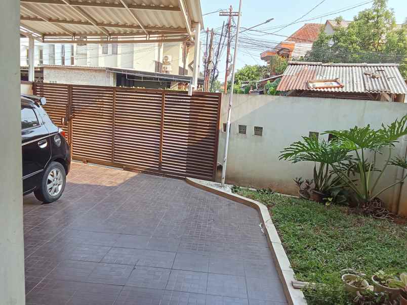 dijual rumah strategis parkir luas