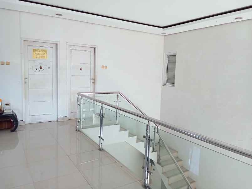 dijual rumah strategis parkir luas
