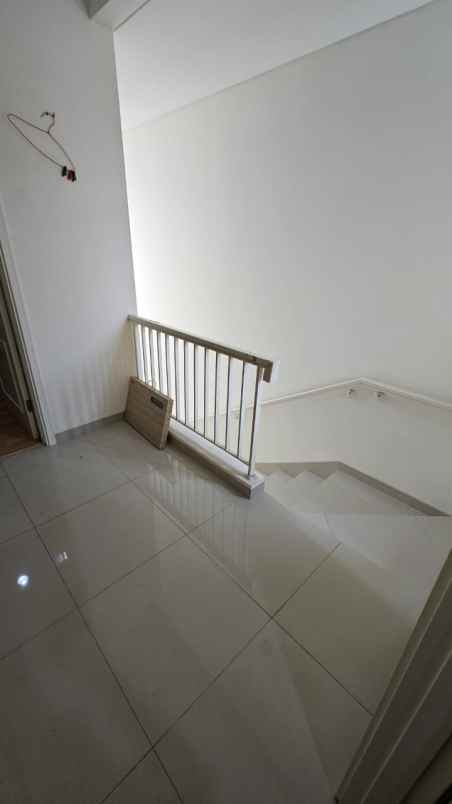 dijual rumah suvarna sutera tangerang