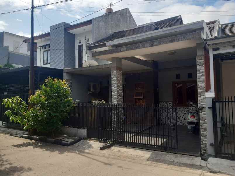 dijual rumah taman persada asri