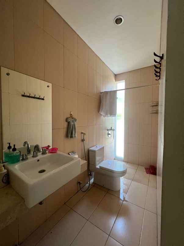 dijual rumah taman puspa raya citraland