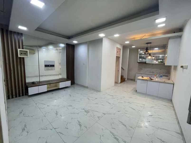 dijual rumah taman surya 5