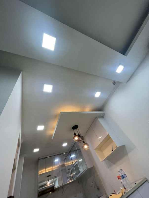 dijual rumah taman surya 5