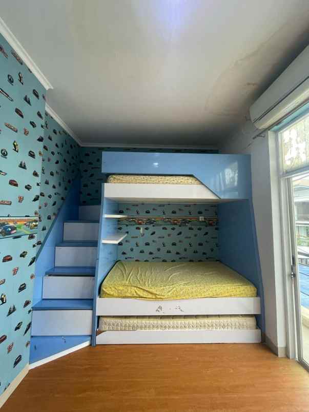 dijual rumah taman surya 5