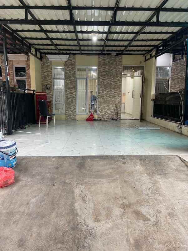 dijual rumah taman surya 5